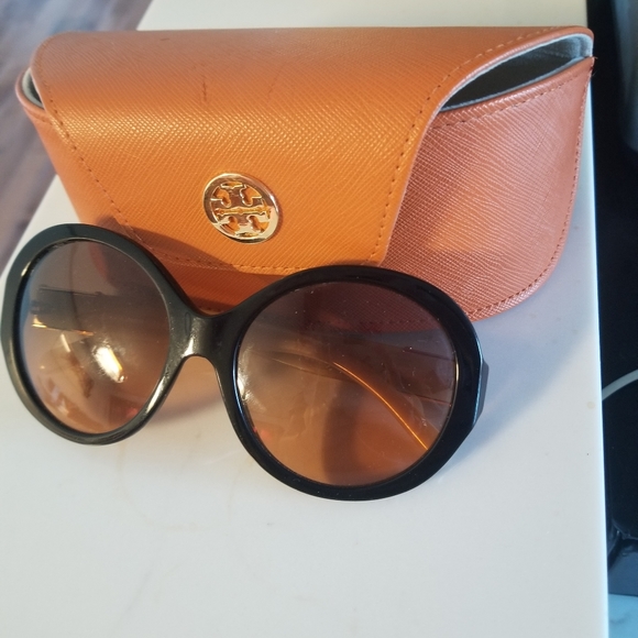 Tory Burch Sun glasses. - Picture 3 of 5